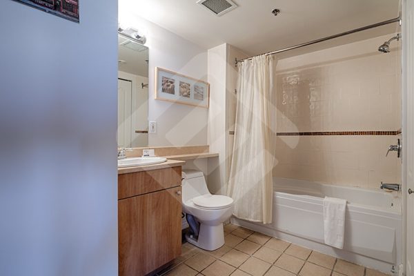 Condo for Rent bathroom in Le Sud Ouest Montréal short term furnished rental in montreal