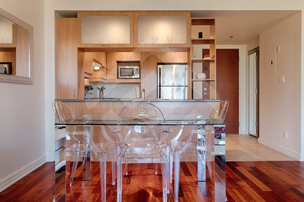 Condo for Rent dining table in Le Sud Ouest Montréal short term furnished rental in montreal