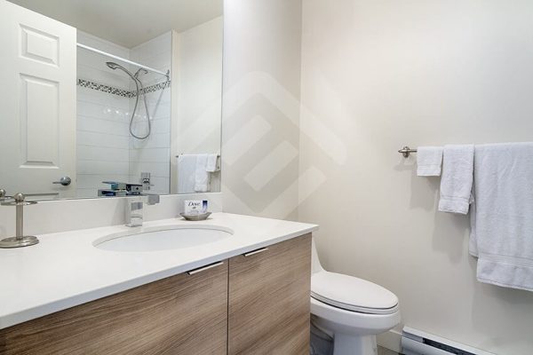 studio apartment downtown bathroom in montreal for rent